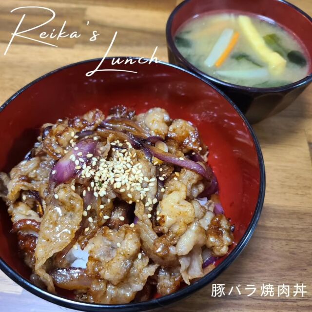 .
今日のお昼

『豚バラ焼肉丼』

豚バラと玉葱をカリッカリに焼いて
出てきた大量の油は捨てて

焼肉のたれベースに
ステーキソースとお砂糖少し

男子高校生みたいなご飯できた
めっっちゃ美味い！

#お昼ごはん
#アラフォーでもいける
